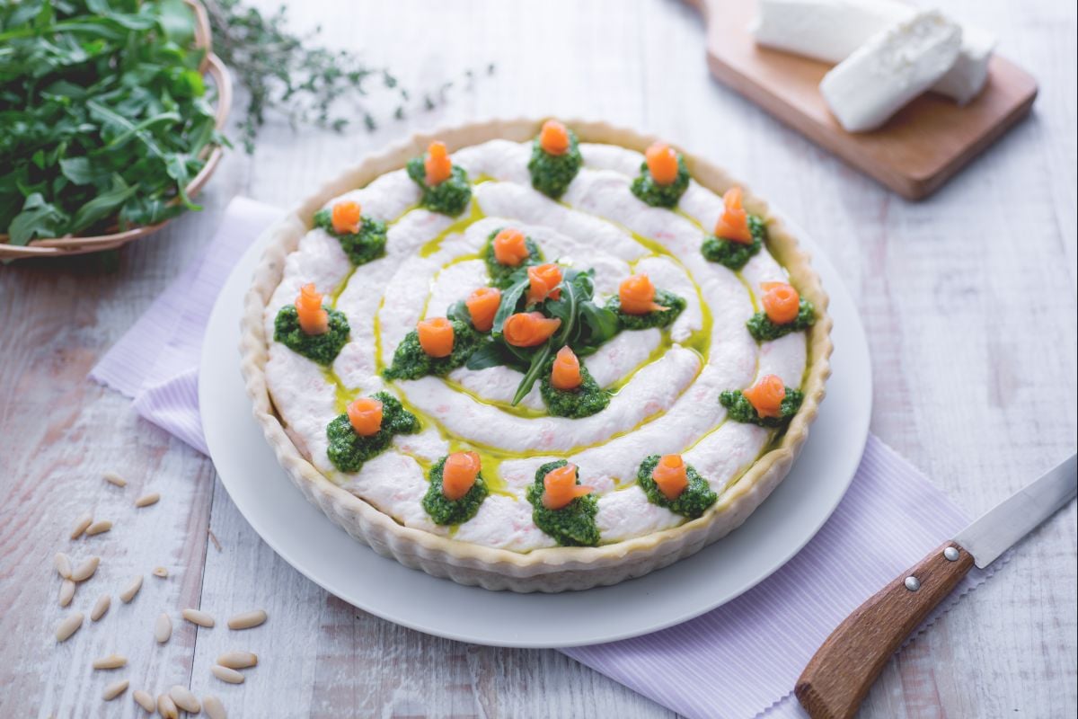 Salziger Kuchen mit Lachs, Ziegenkäse und Rucola-Pesto