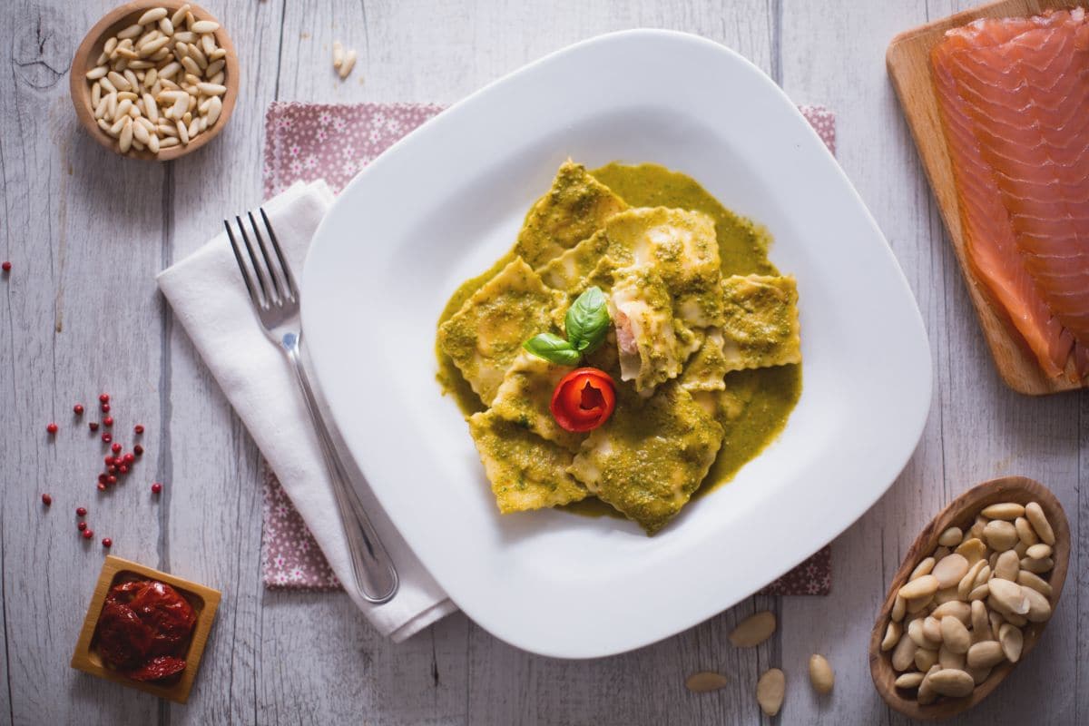 Mit Lachs gefüllte Ravioli mit Basilikumsauce
