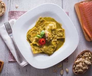 Mit Lachs gefüllte Ravioli mit Basilikumsauce
