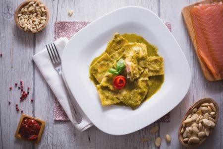Mit Lachs gefüllte Ravioli mit Basilikumsauce