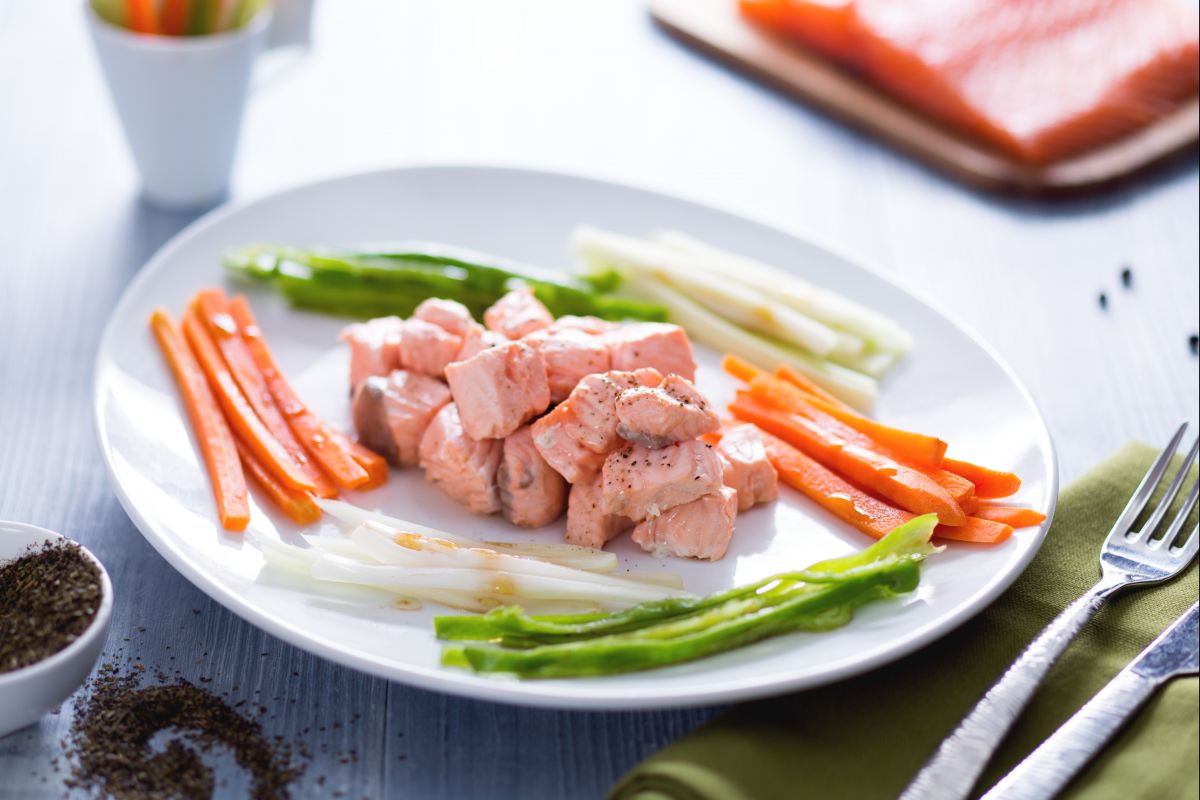 Lachswürfel mit grünem Tee und Gemüse