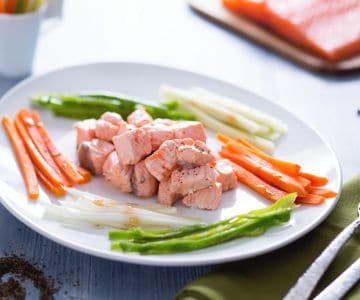 Lachswürfel mit grünem Tee und Gemüse