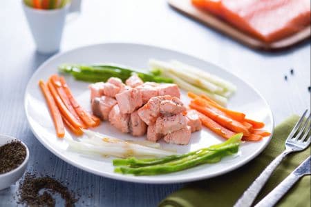 Lachswürfel mit grünem Tee und Gemüse