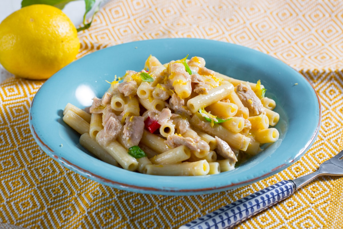 Pasta mit Thunfisch und Zitrone
