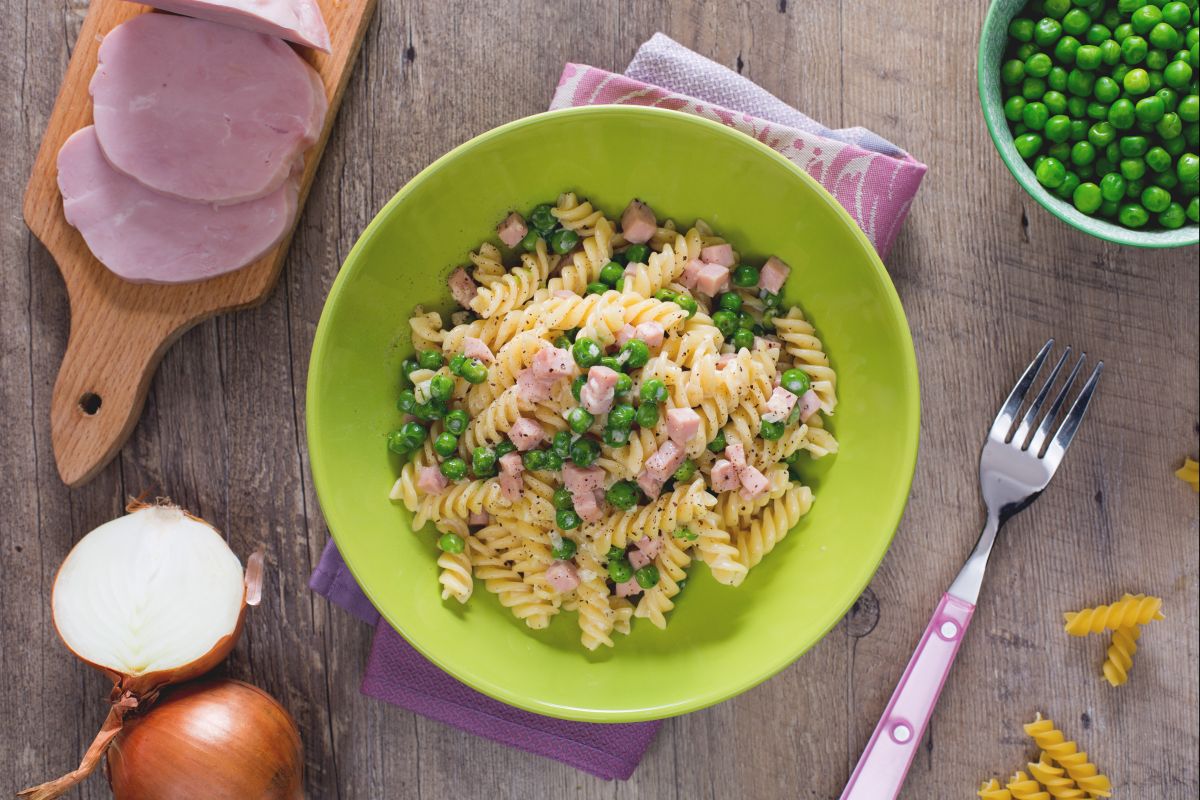 Fusilli mit Sahne, Schinken und Erbsen