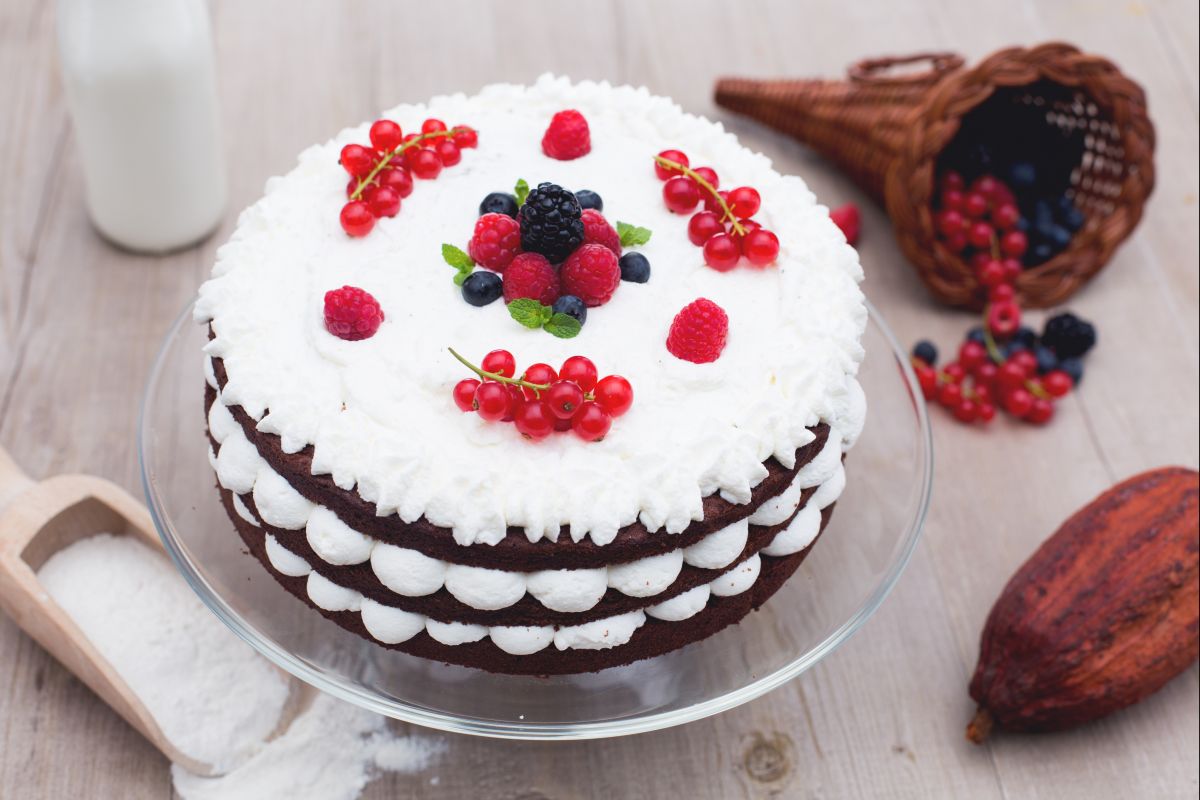 Schokoladen-Etagenkuchen mit Sahne und Waldfrüchten