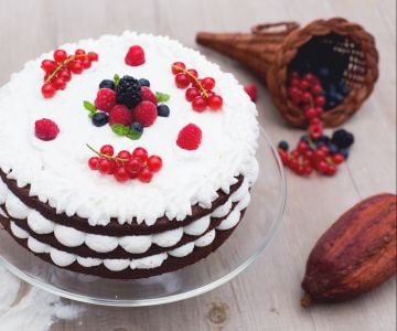 Schokoladen-Etagenkuchen mit Sahne und Waldfrüchten