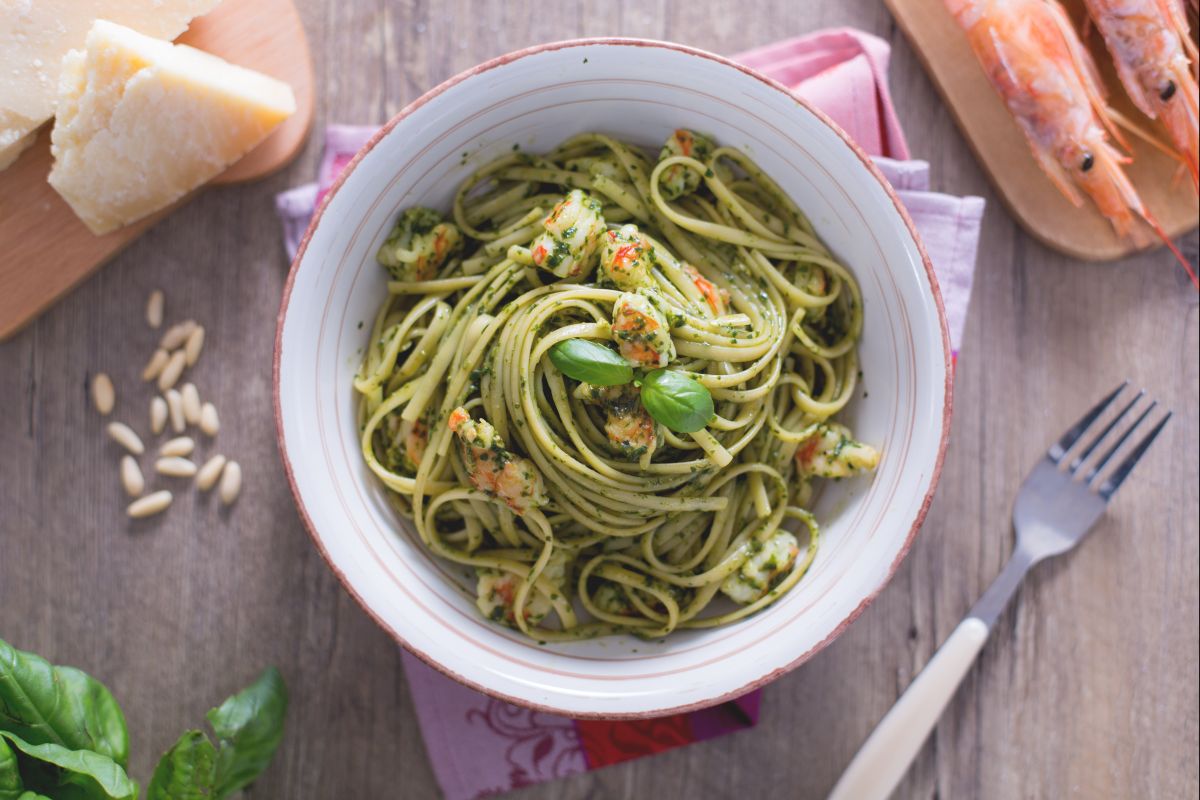 Pasta mit Pesto und Garnelen