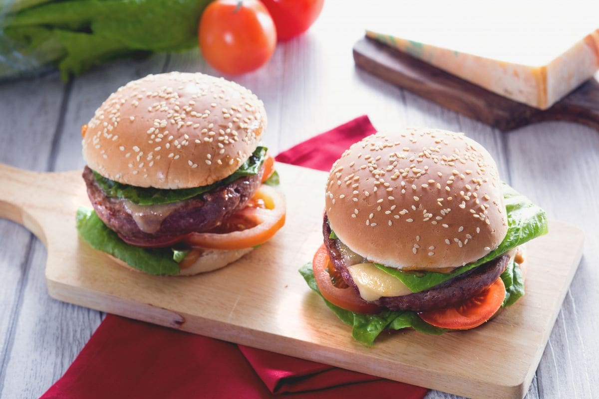 Rindfleisch-Burger mit Soja-Mayonnaise