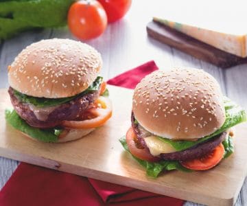 Rindfleisch-Burger mit Soja-Mayonnaise