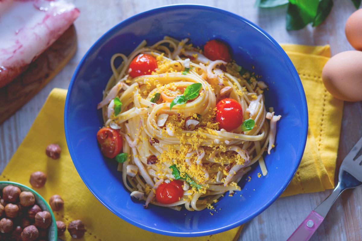 Pasta mit Tintenfischen und hartgekochtem Eigelb