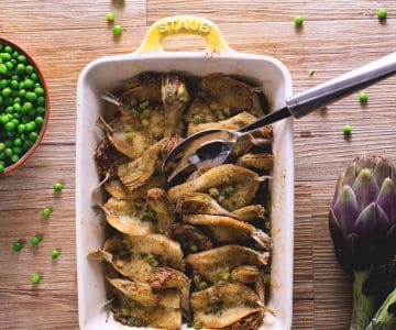 Gebackene Alaccia mit Artischocken und Erbsen
