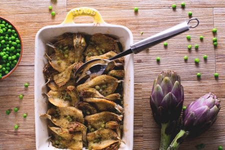 Gebackene Alaccia mit Artischocken und Erbsen