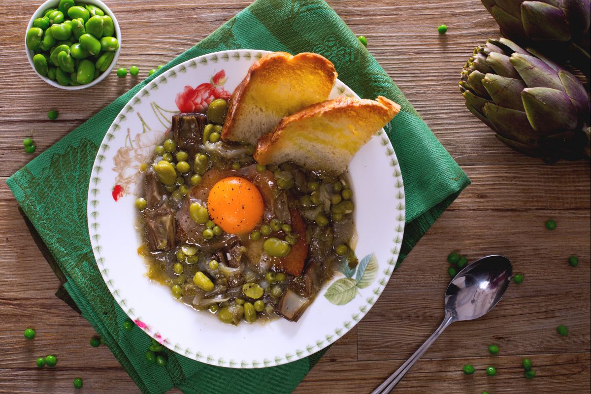 Bohnen-, Erbsen- und Artischockensuppe