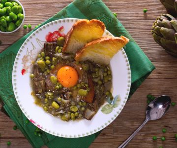Bohnen-, Erbsen- und Artischockensuppe