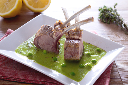 Lammkarree auf Erbsencreme