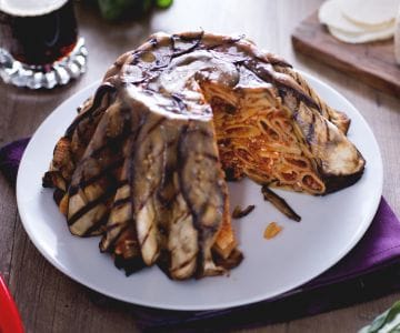 Bier-Makkaroni-Timbal mit Ragù und Auberginen