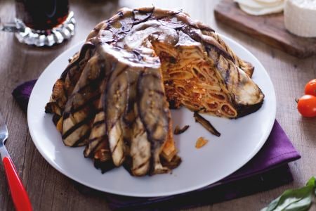 Bier-Makkaroni-Timbal mit Ragù und Auberginen