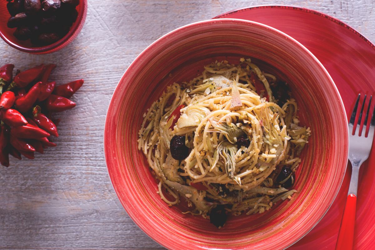 Vollkornspaghetti mit Artischocken und Semmelbröseln
