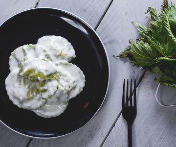 Brennnessel-Ravioli mit Käsesoße