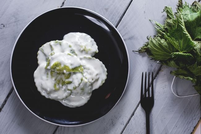 Brennnessel-Ravioli mit Käsesoße - Italienische Rezepte von GialloZafferano