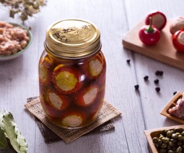 Scharfe Peperoni gefüllt mit Thunfisch, Sardellen und Kapern