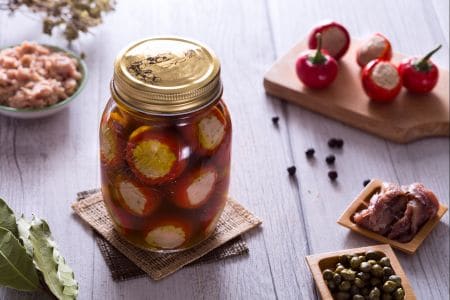 Scharfe Peperoni gefüllt mit Thunfisch, Sardellen und Kapern