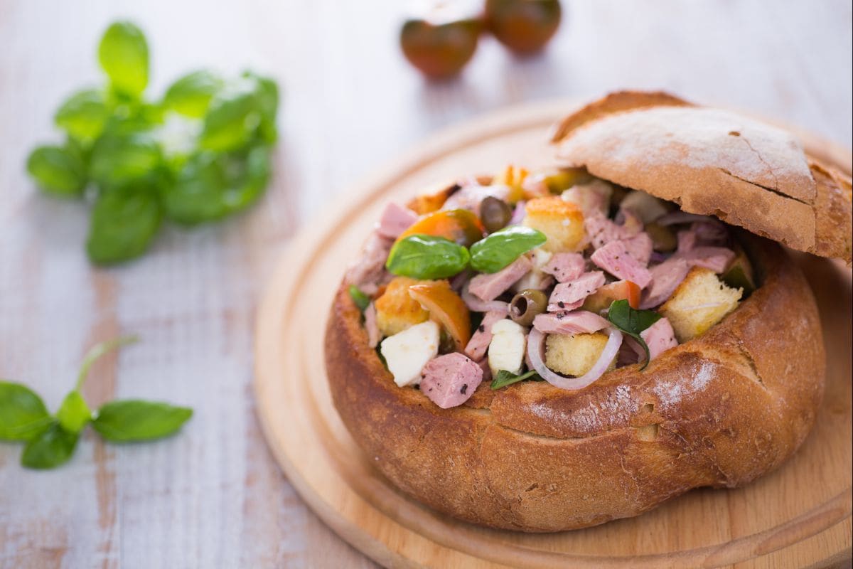 Großer Salat im Brot