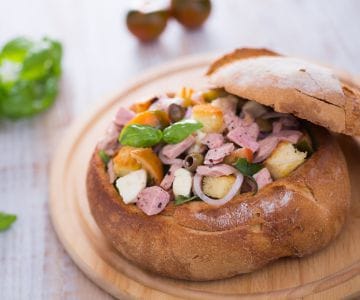 Großer Salat im Brot