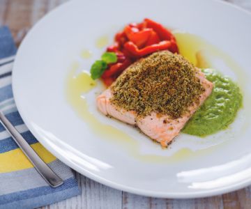 Lachsfilet mit knuspriger Kruste auf Zucchini-Minz-Samt