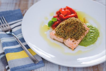 Lachsfilet mit knuspriger Kruste auf Zucchini-Minz-Samt