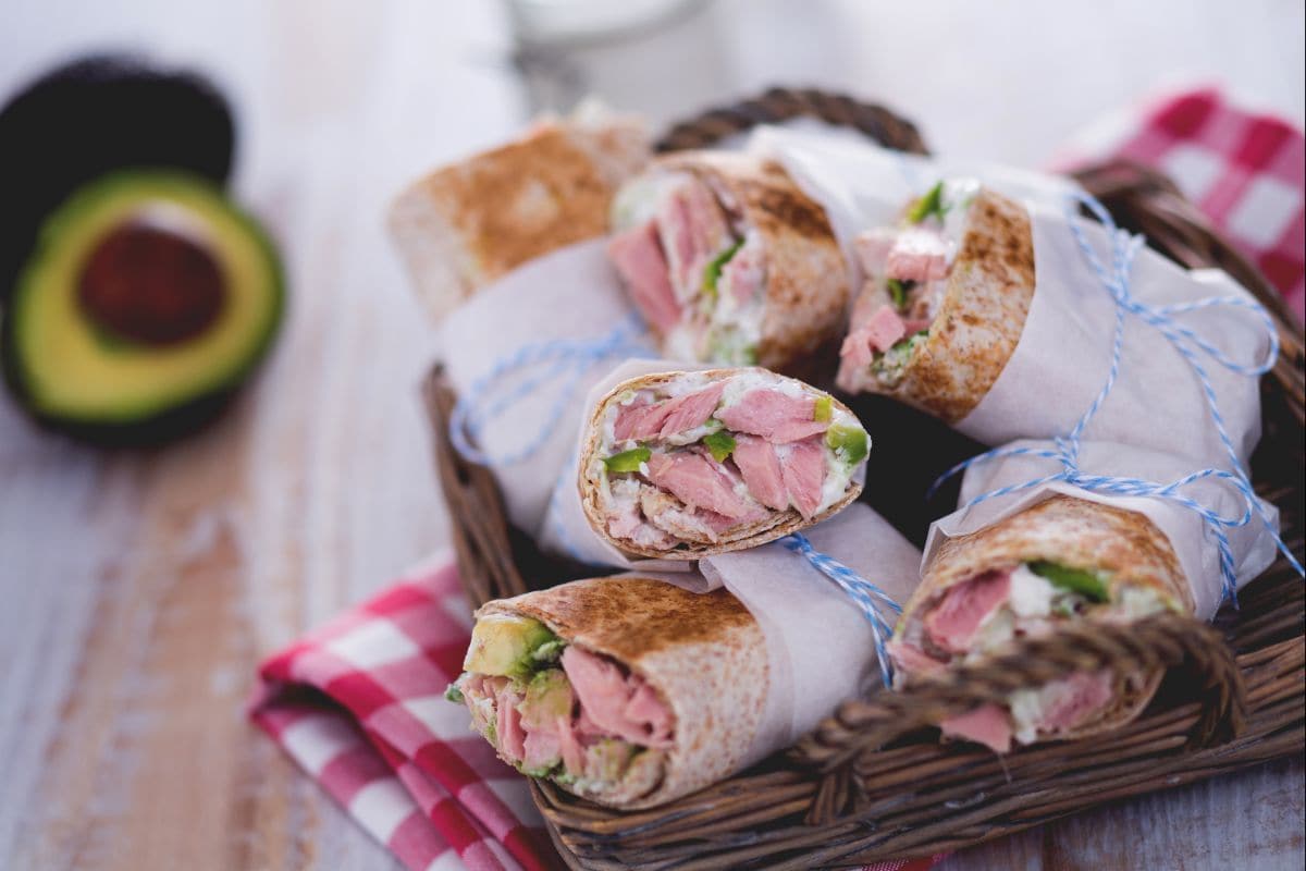 Thunfisch-Avocado-Wrap mit Joghurtsauce und Daikon