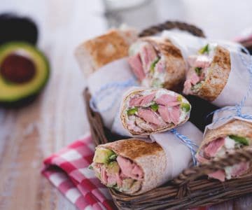 Thunfisch-Avocado-Wrap mit Joghurtsauce und Daikon