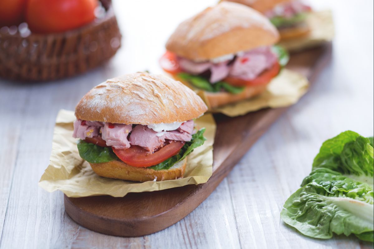 Würziges Sandwich mit Thunfisch, Ziegenkäse und Olivenpesto