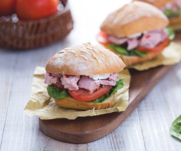 Würziges Sandwich mit Thunfisch, Ziegenkäse und Olivenpesto