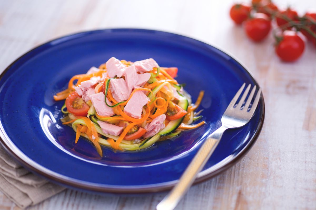 Zucchini- und Karottennudeln mit Thunfisch und Tomate