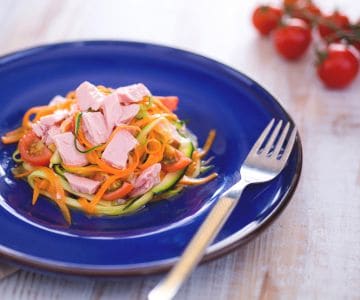 Zucchini- und Karottennudeln mit Thunfisch und Tomate