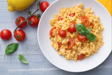 Spätzle mit Tomaten und Zitrone