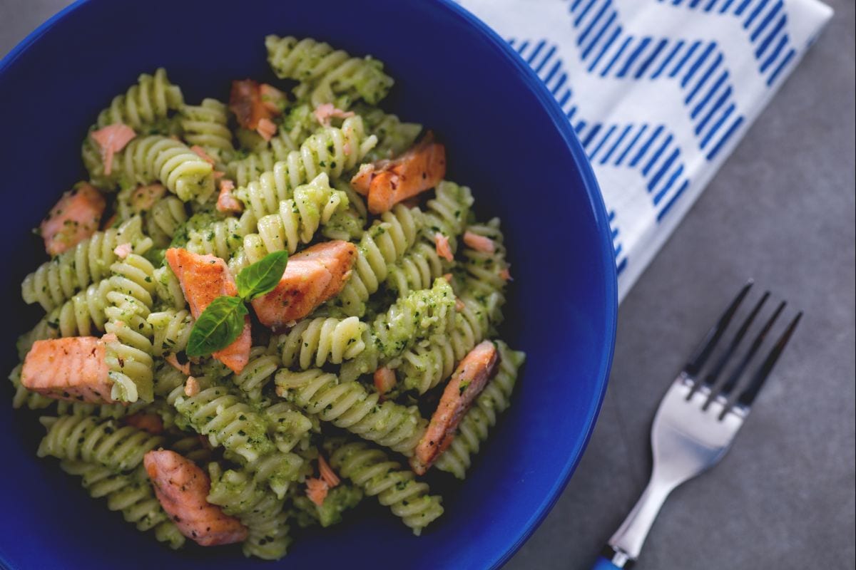 Fusilli mit Zucchini-Pesto und Lachs