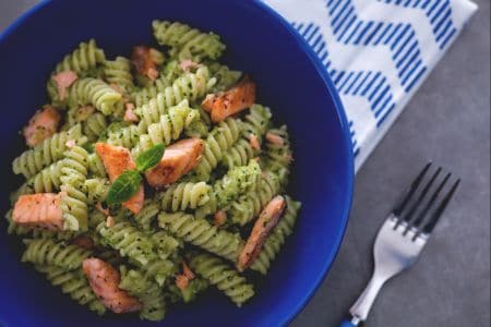 Fusilli mit Zucchini-Pesto und Lachs