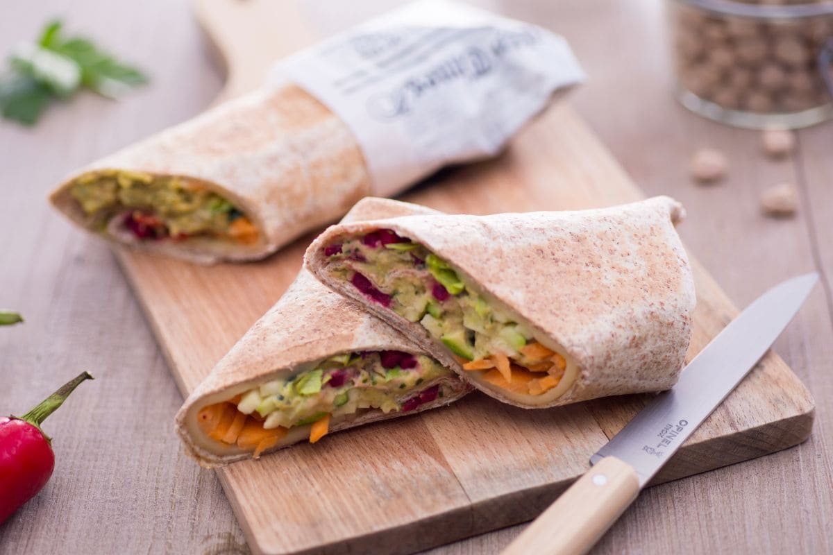 Wrap mit würzigem Hummus und Gemüse