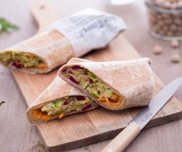 Wrap mit würzigem Hummus und Gemüse