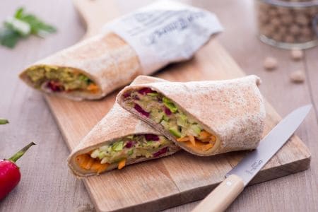 Wrap mit würzigem Hummus und Gemüse
