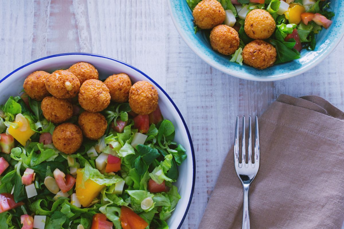 Fleischbällchen im Salat