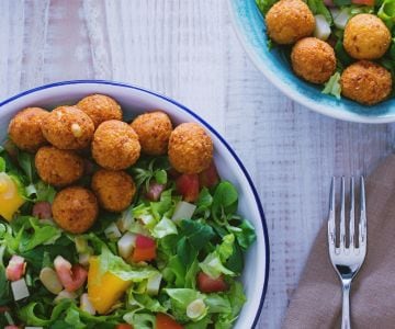Fleischbällchen im Salat