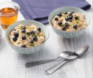 Porridge mit Blaubeeren und Pistazien