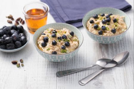 Porridge mit Blaubeeren und Pistazien