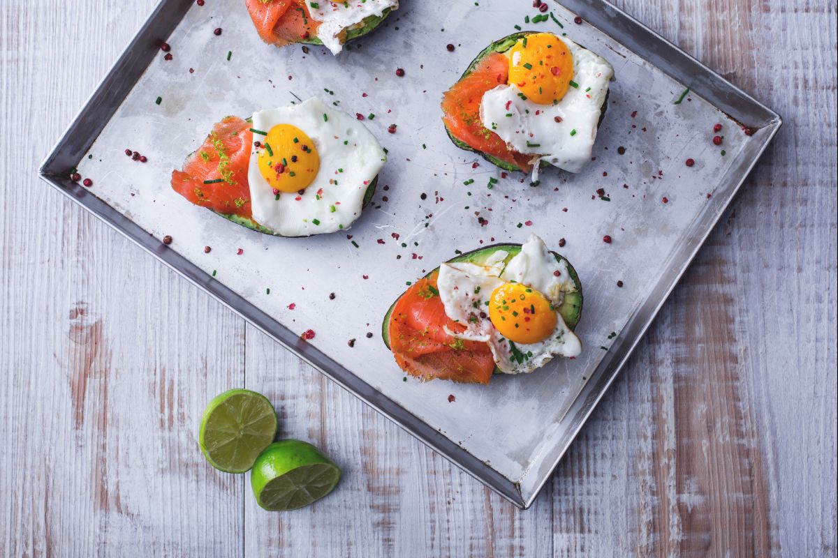 Avocado, Eier und Lachs