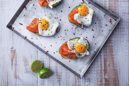Avocado, Eier und Lachs