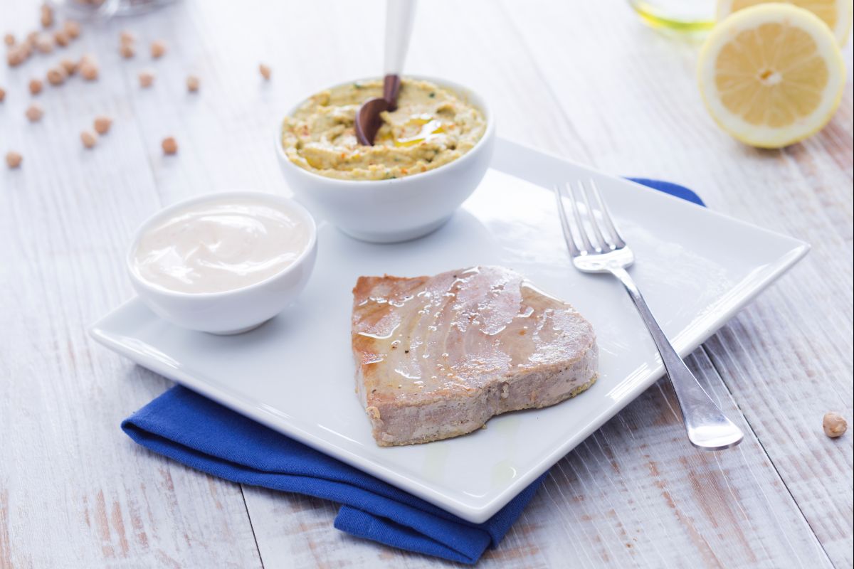 Thunfischfilets mit Tahina und Hummus